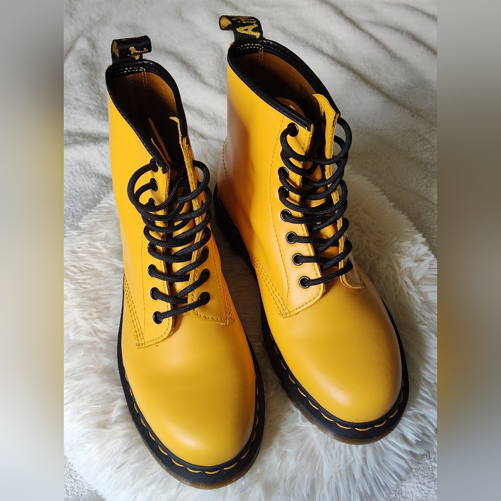 Dr. Martens | 1460 Smooth Leather Lace Up Boots Men's 8 Women's 9